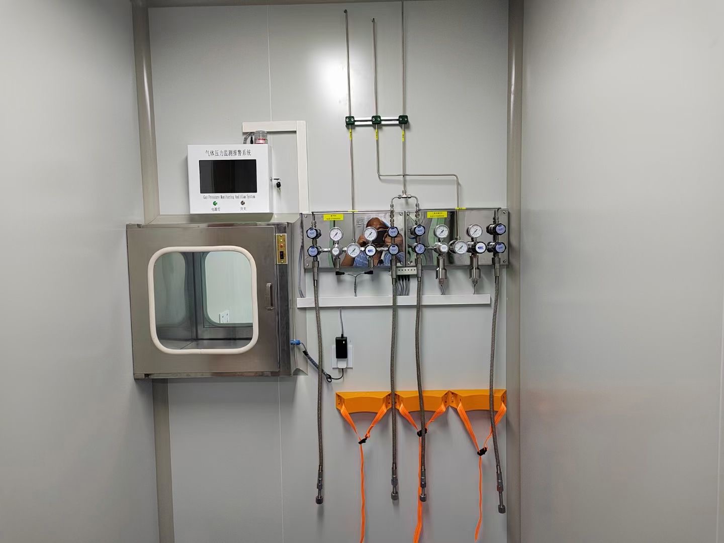 DA22 gas supply panel for laboratory analytical instrument gas supply